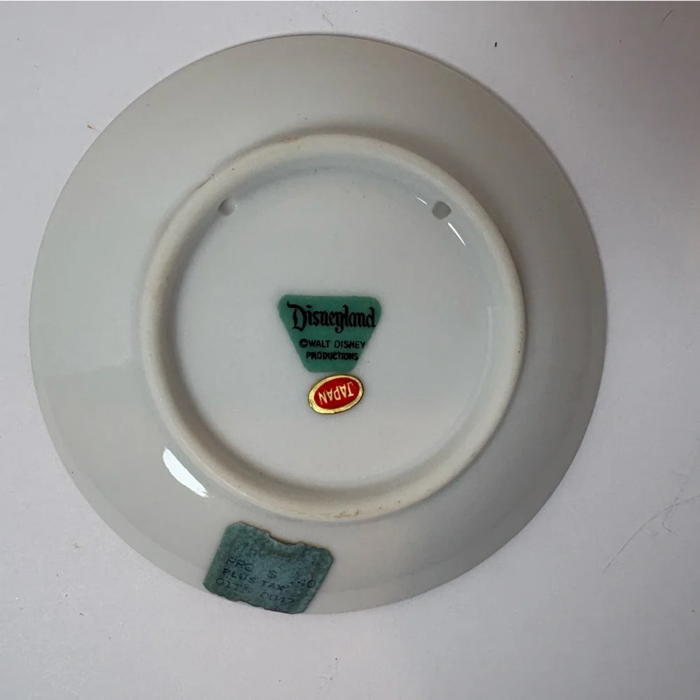 Disney Disneyland VTG souvenir plate featuring  Sleeping Beauty’s Castle